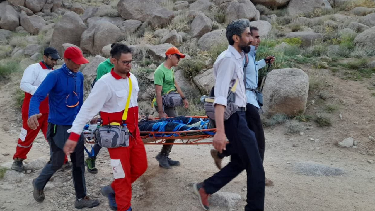 نجات کوهنورد ۴۵ ساله در ارتفاعات برفخانه طزرجان