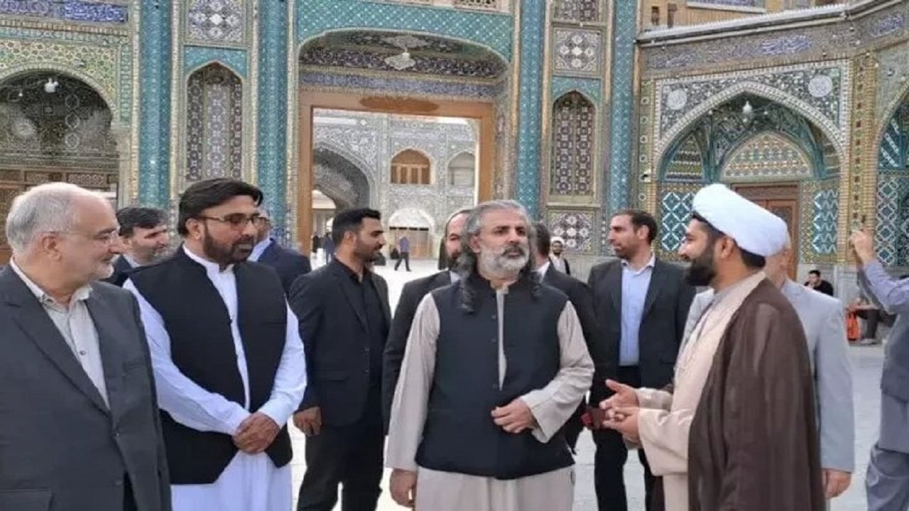 وزیر کنترل مواد مخدر پاکستان حرم حضرت معصومه (س) را زیارت کرد