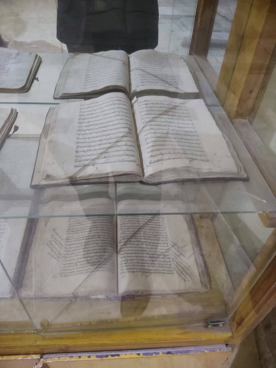 نگهداری کتاب قدیمی در موزه