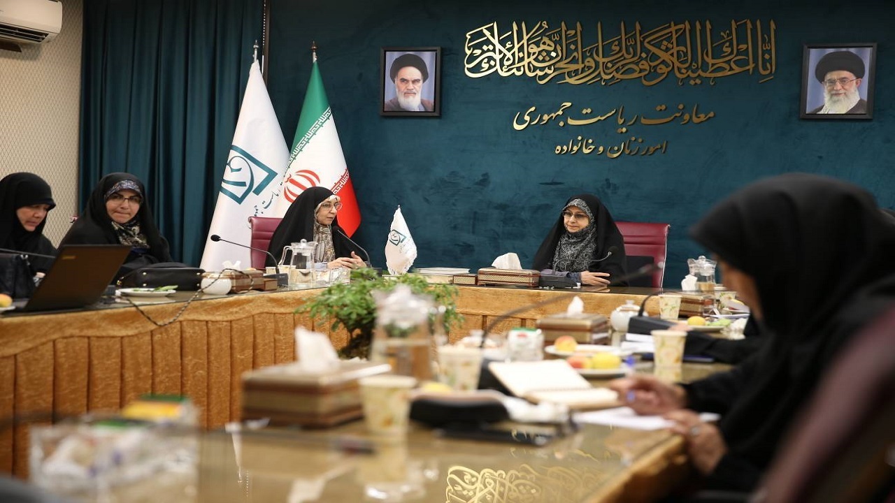لزوم افزایش شادی و نشاط در محیط اجتماعی 