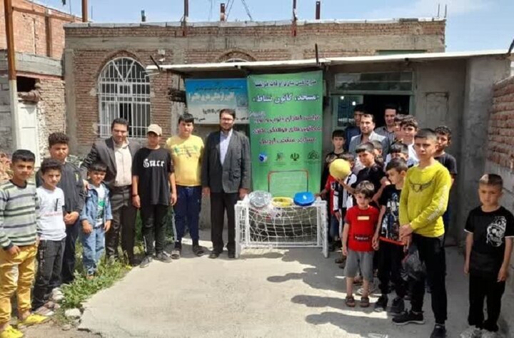 اهدا توپ و تور به کانون‌های فرهنگی هنری منتخب اردبیل