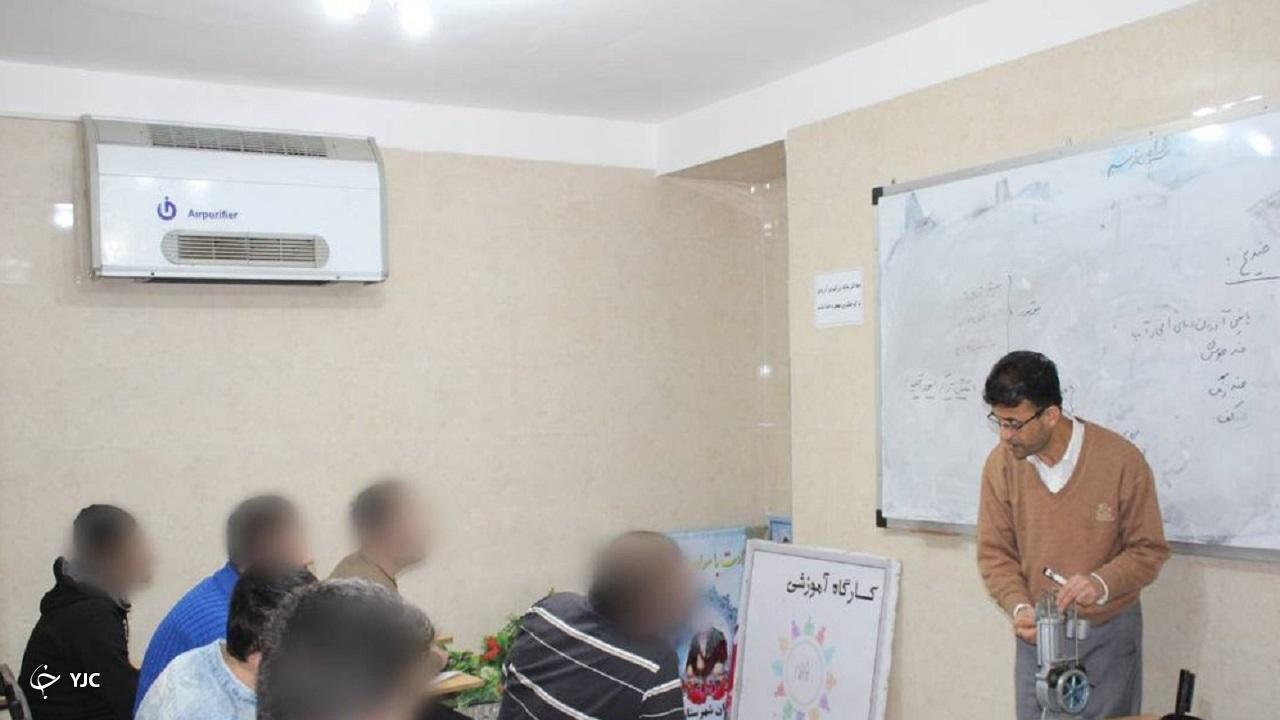 ۸ دوره حرفه آموزی برای ۱۷۵ مددجو در زندان مهاباد برگزار شد