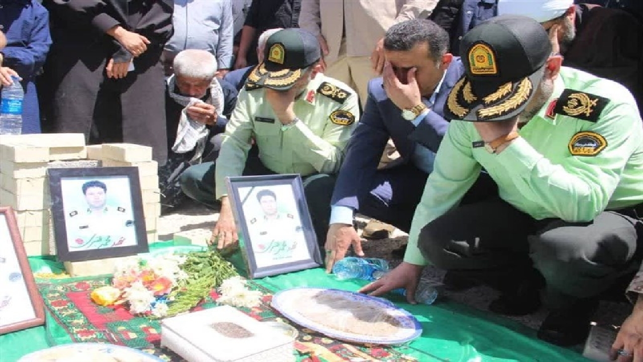 حضور سردار رادان بر مزار شهید قنبری و عزاداری سنتی مادر شهید+فیلم