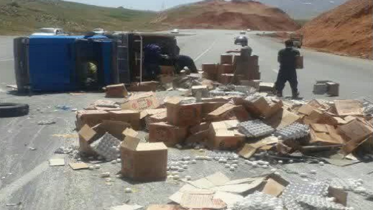 واژگونی وانت نیسان در محور بروجن به لردگان