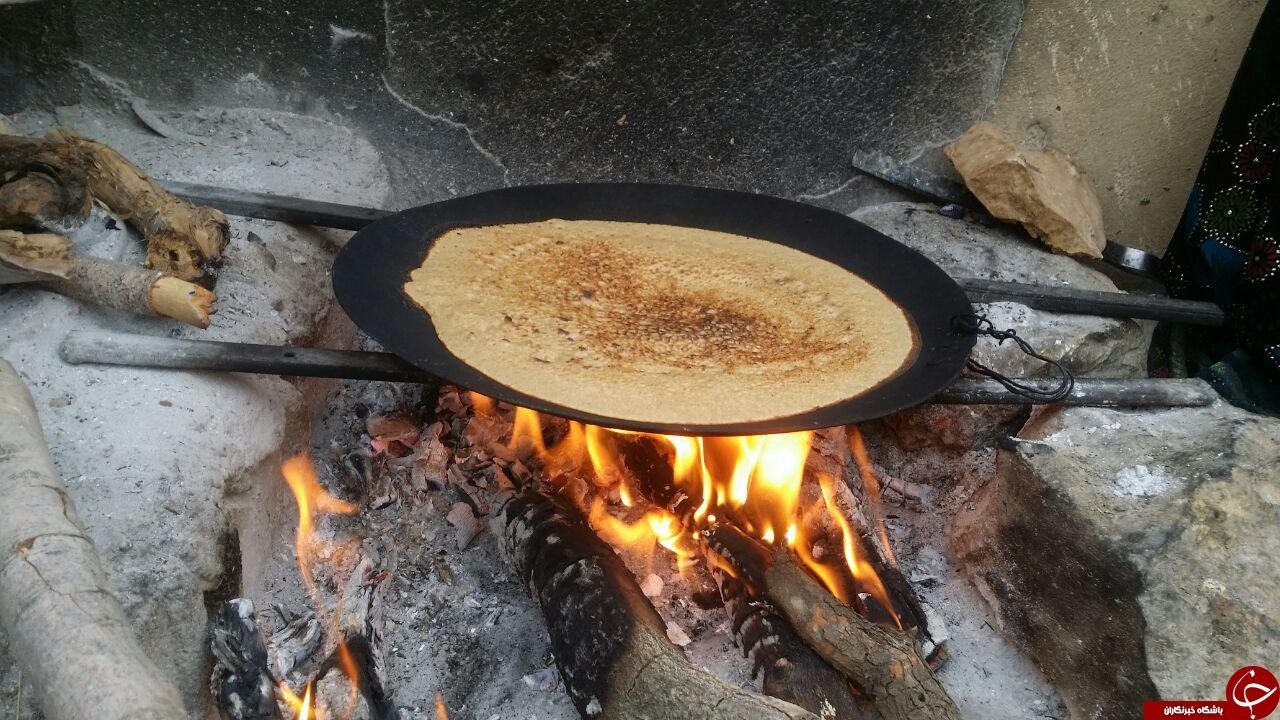 پخت نان محلی با دستان پینه بسته زنان روستای قوشه لانه گیلان + فیلم