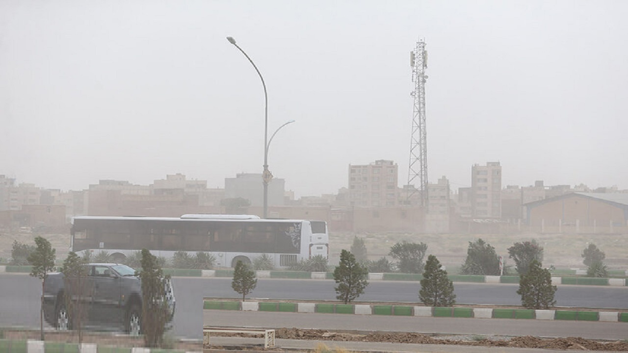 وزش باد و گرد و غبار در آسمان قم