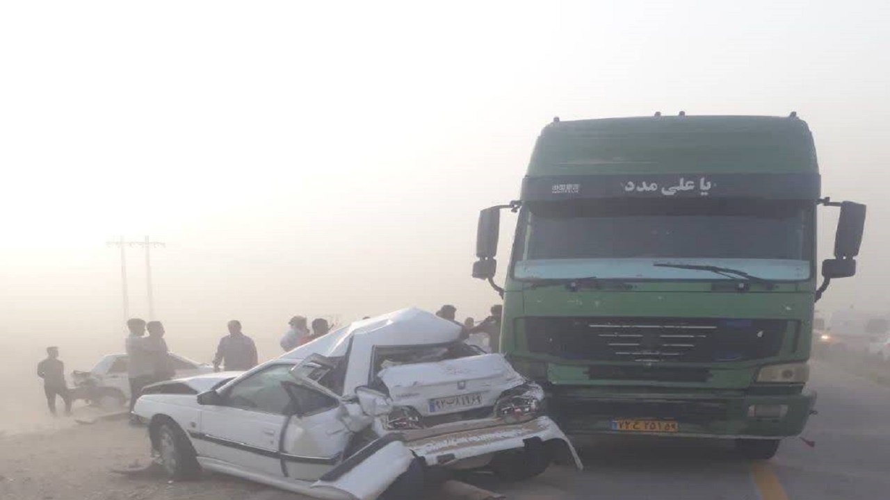 تصادف تریلی با دو خودروی سواری در اینچه برون با ۳ مصدوم