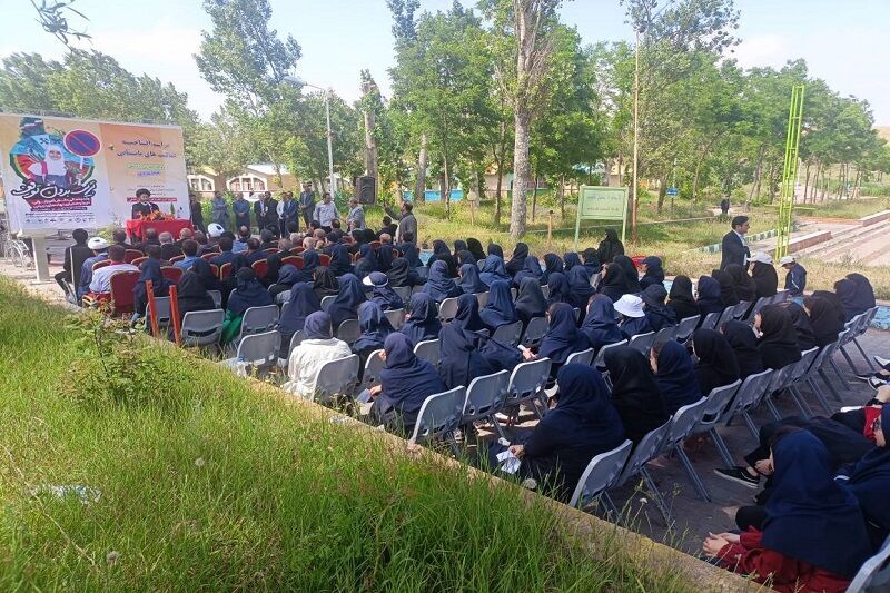 لازمه دانش آموز آرمانی بصیرت سیاسی است