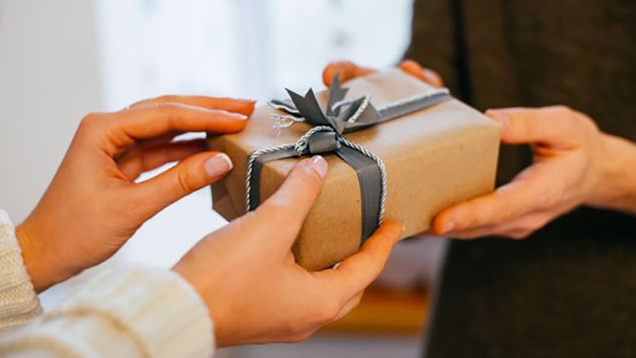 نکاتی مهم درباره آداب هدیه دادن + فیلم