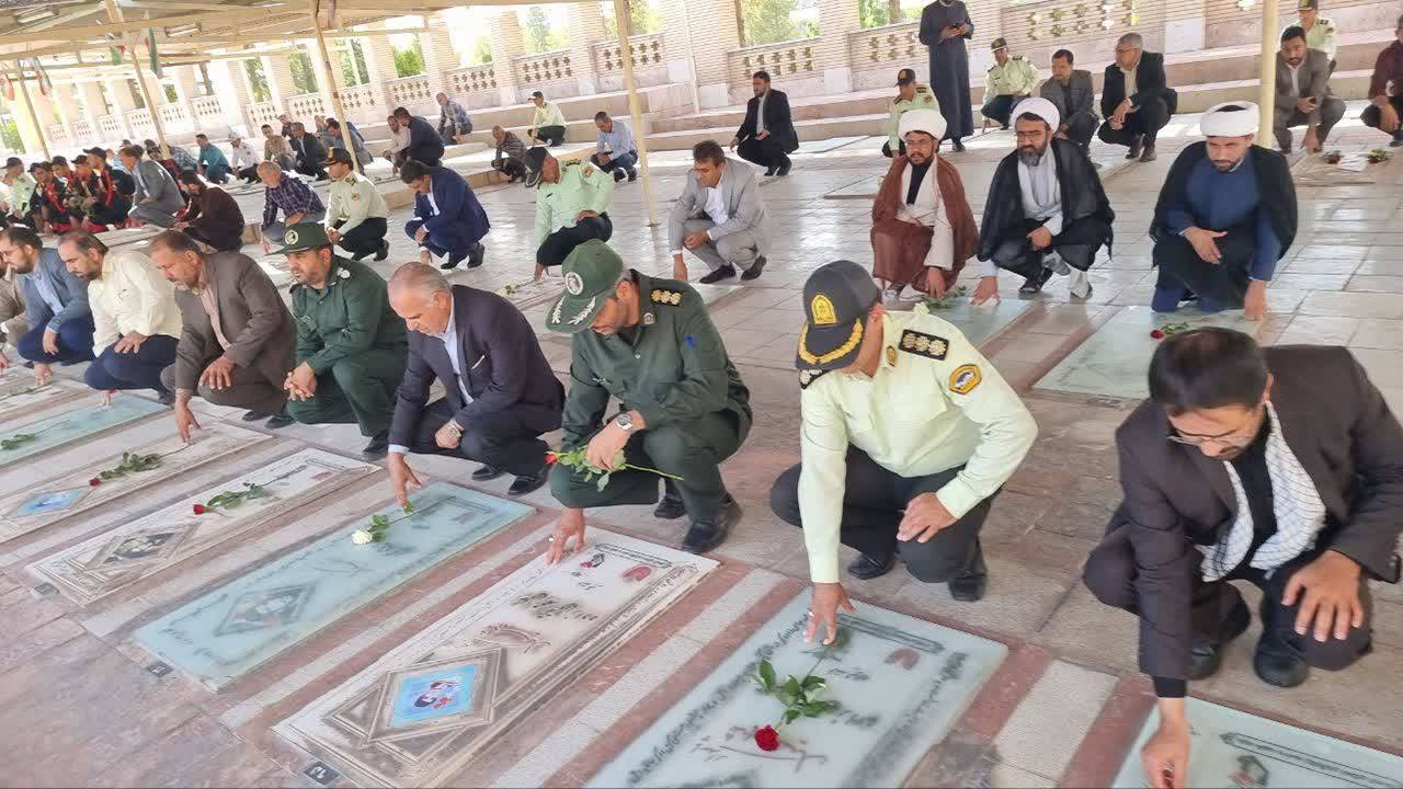 در آستانه هفته قوه قضائیه، قبور شهدا در زرند عطر افشانی شد