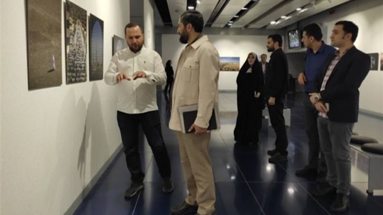 «دور خدا بگرد» در گالری پردیس ملت افتتاح شد
