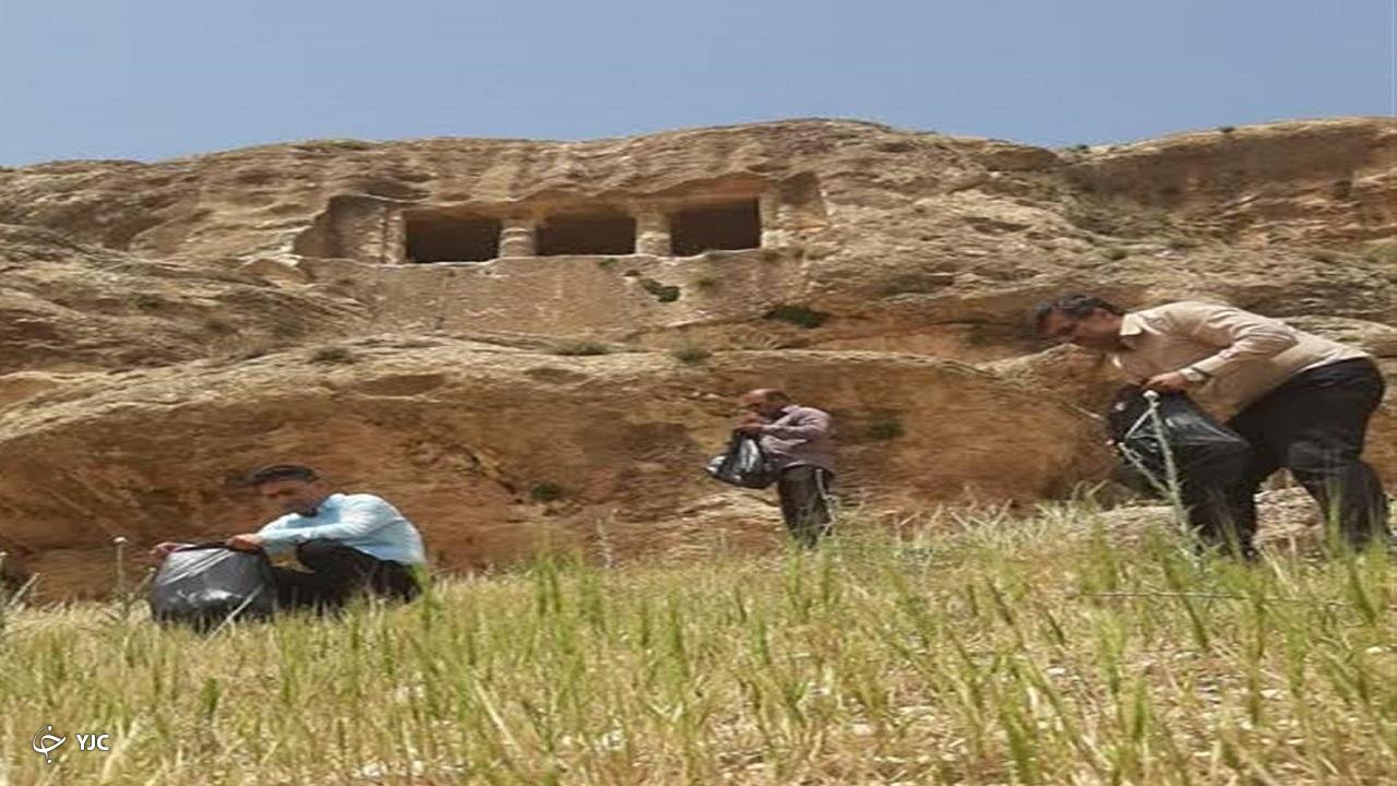 گوردخمه فخریگاه مهاباد از وجود زباله‌ها پاکسازی شد
