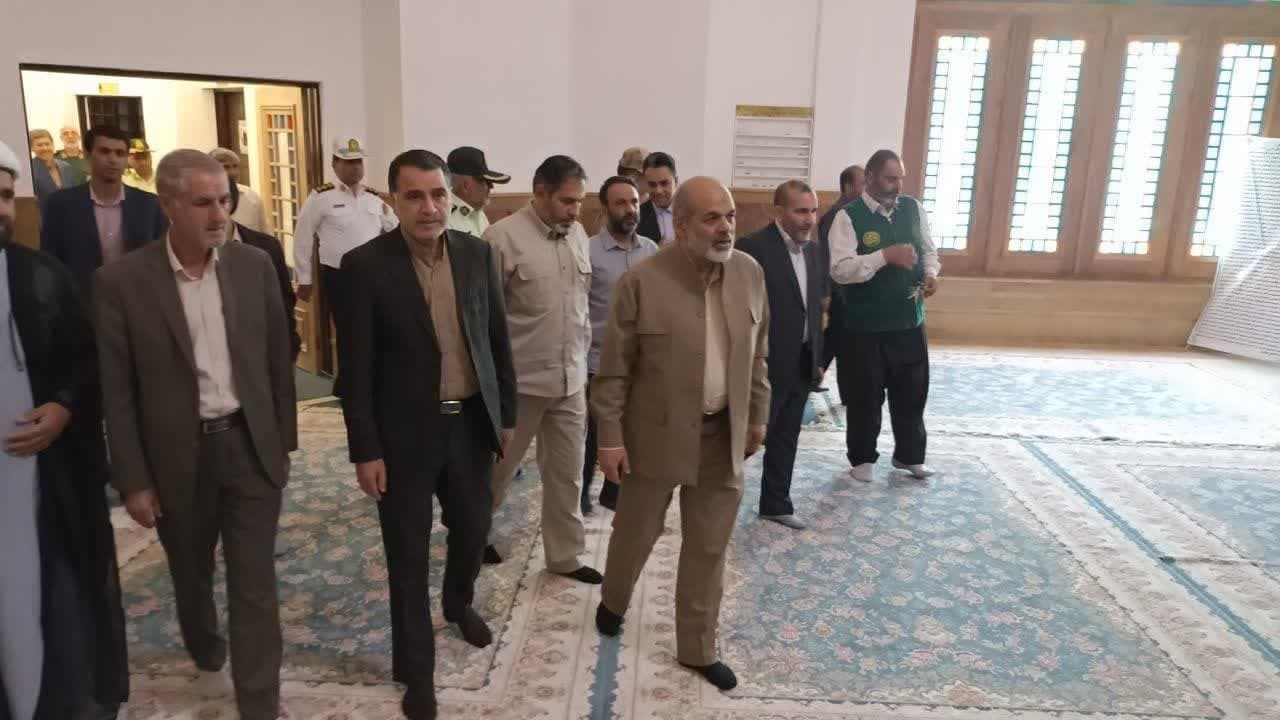 وزیر کشور به زیارت حرم احمد ابن اسحاق (ره) رفت