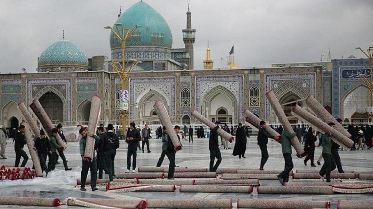 خادمان امام رضا روزانه ۲۱۰ هزار متر مربع را مفروش می‌کنند+عکس