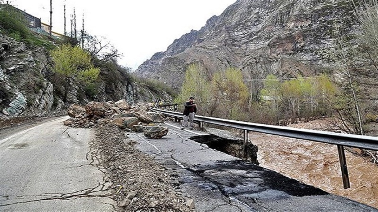 بارش باران بهاری راه ارتباطی روستای توه خشکه را مسدود کرد + تصاویر