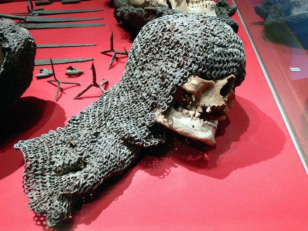 جمجمه ای که هنوز در کلاهخود نبرد ویسبی
