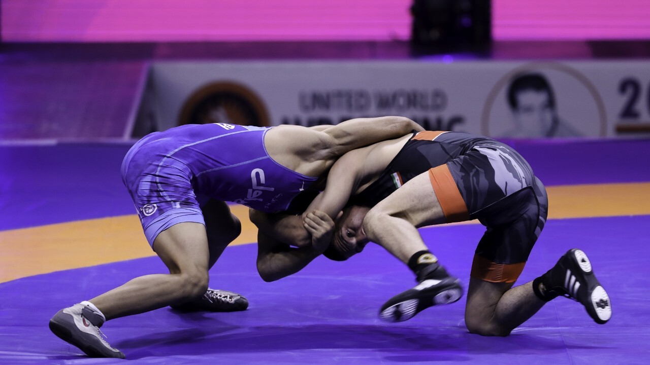 درگیری و اعتراضات شدید در سالن مسابقات کشتی آزاد جام تختی/ اشتباه فاحش داوری!