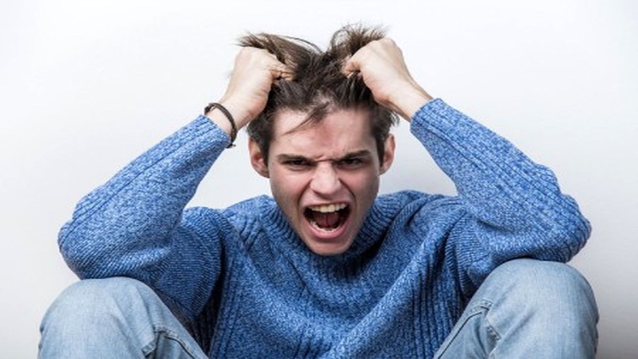چگونه می‌توانیم به نوجوانی که بداخلاق است کمک کنیم؟