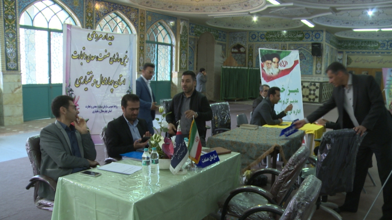 پاسخگویی مسئولان دستگاه اجرایی در میز خدمت نماز جمعه به مردم