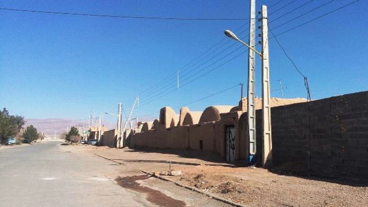 حضور تامل برانگیز تیر چراغ برق وسط یک خانه مسکونی! + فیلم