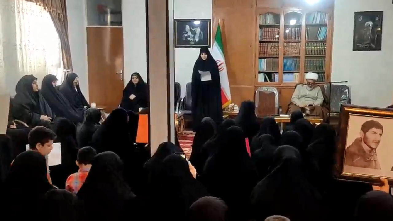 تجمع بانوان طلبه در اعتراض به لایحه حجاب
