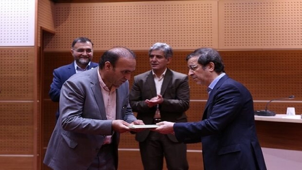 از راننده امانت‌دار قمی تجلیل شد
