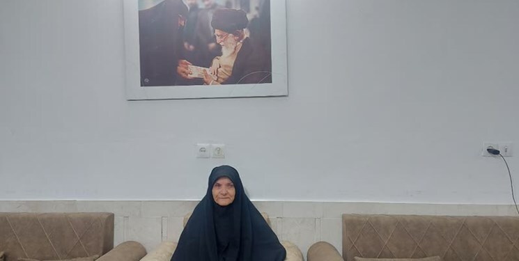 تصویر رهبر در خانه بتول خورشاهی