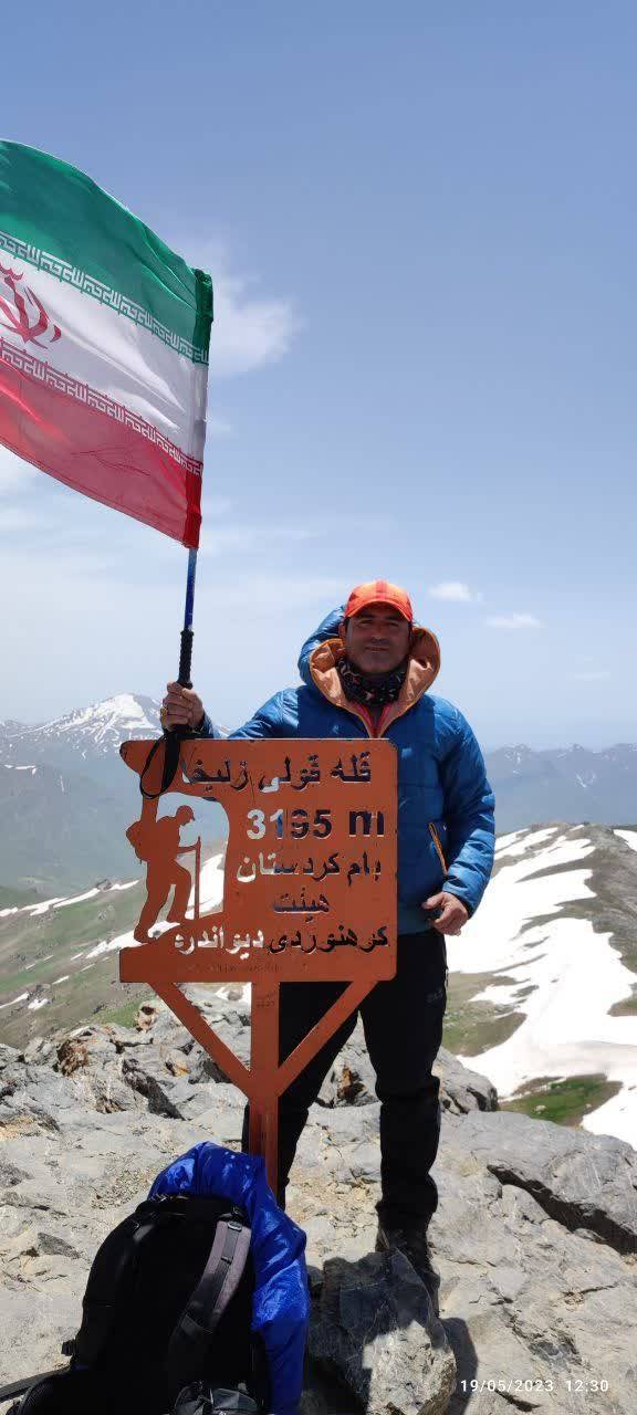 صعود ورزشکاران به قله کوه همزمان با دهه کرامت