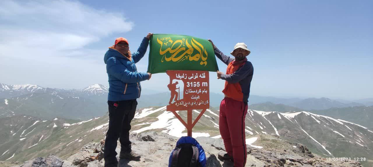 اهتزاز پرچم متبرک امام رضا (ع) بر فراز کوه زلیخا