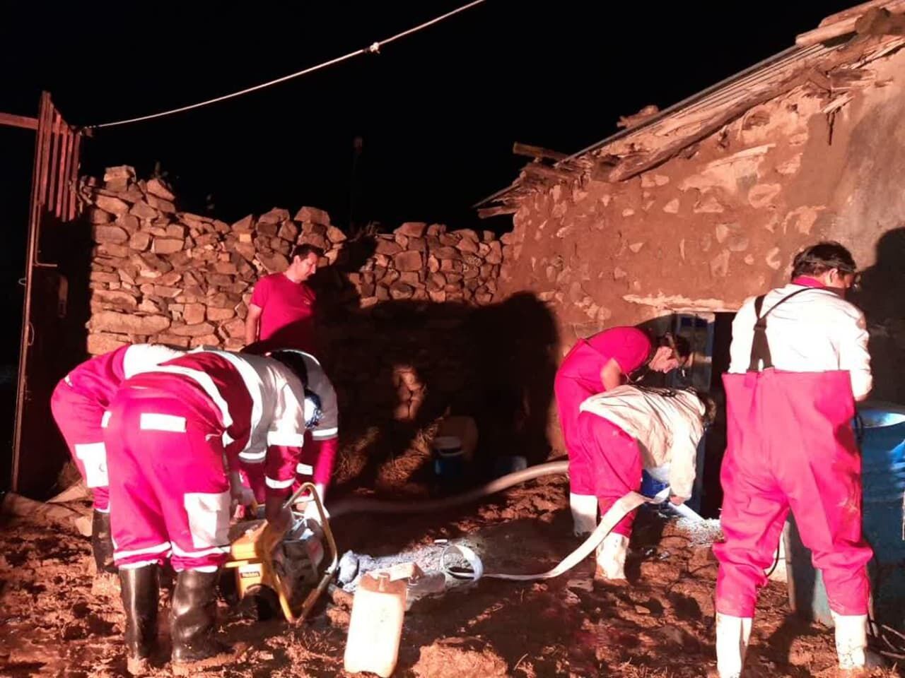منازل آبگرفته روستای حاج سیران زنجان امداد رسانی شدند/ کشف جسد یک پیرمرد از گل و لای