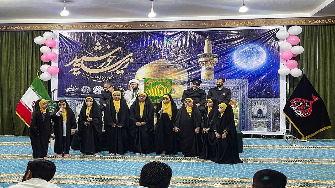 مزین شدن بندر شیرینو با پرچم متبرک حرم مطهر امام رضا (ع) + تصاویر