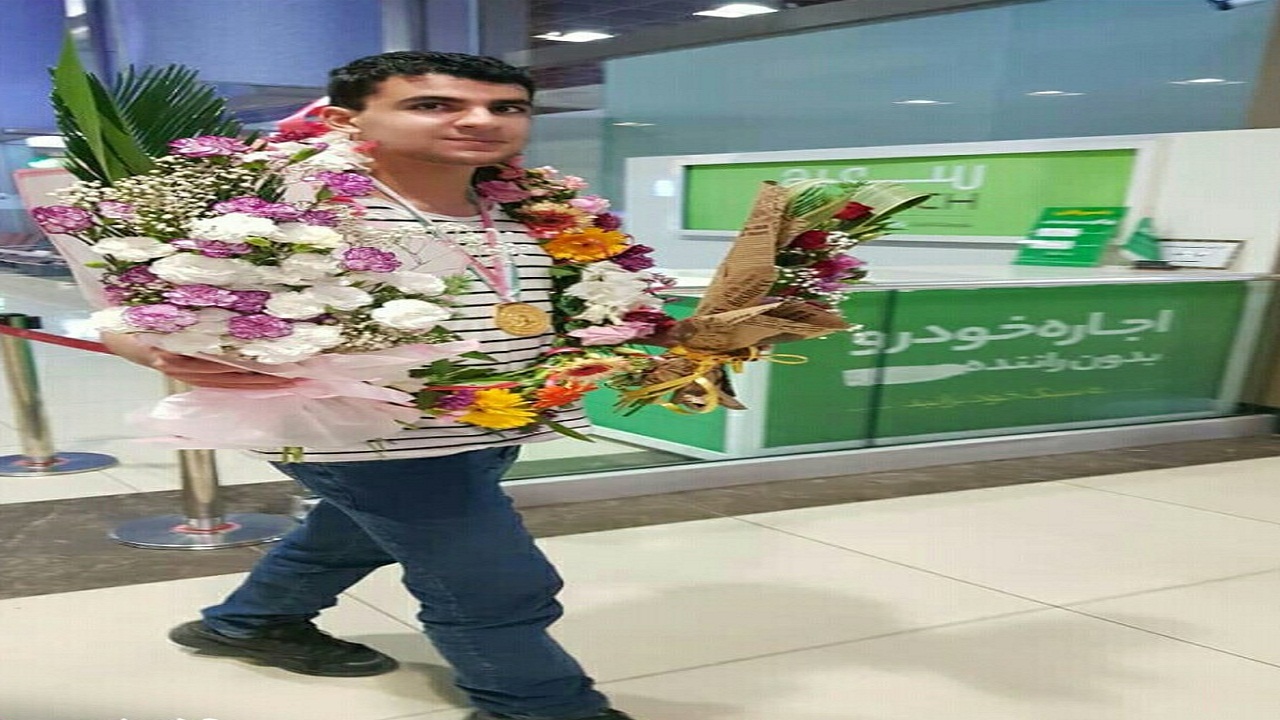 ایستادن امیررضا پور آقا بالا نخبه تبریزی بر سکوی قهرمانی شطرنج مردان ایران