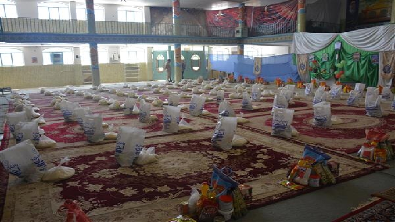 در رزمایش کمک مؤمنانه ۲۵۰ بسته معیشتی در بروجن توزیع شد