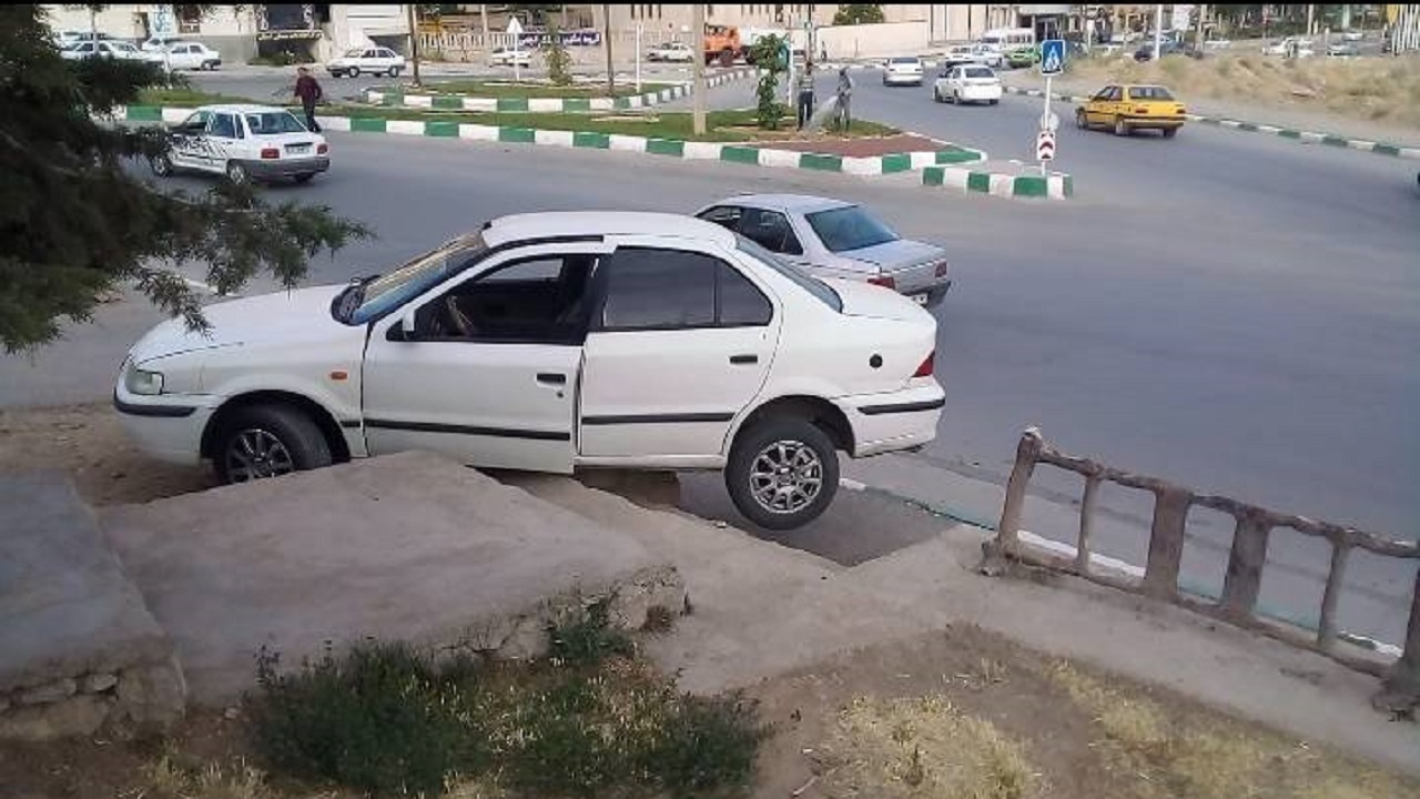 انحراف خودرو در شهرکرد حادثه آفرید + فیلم