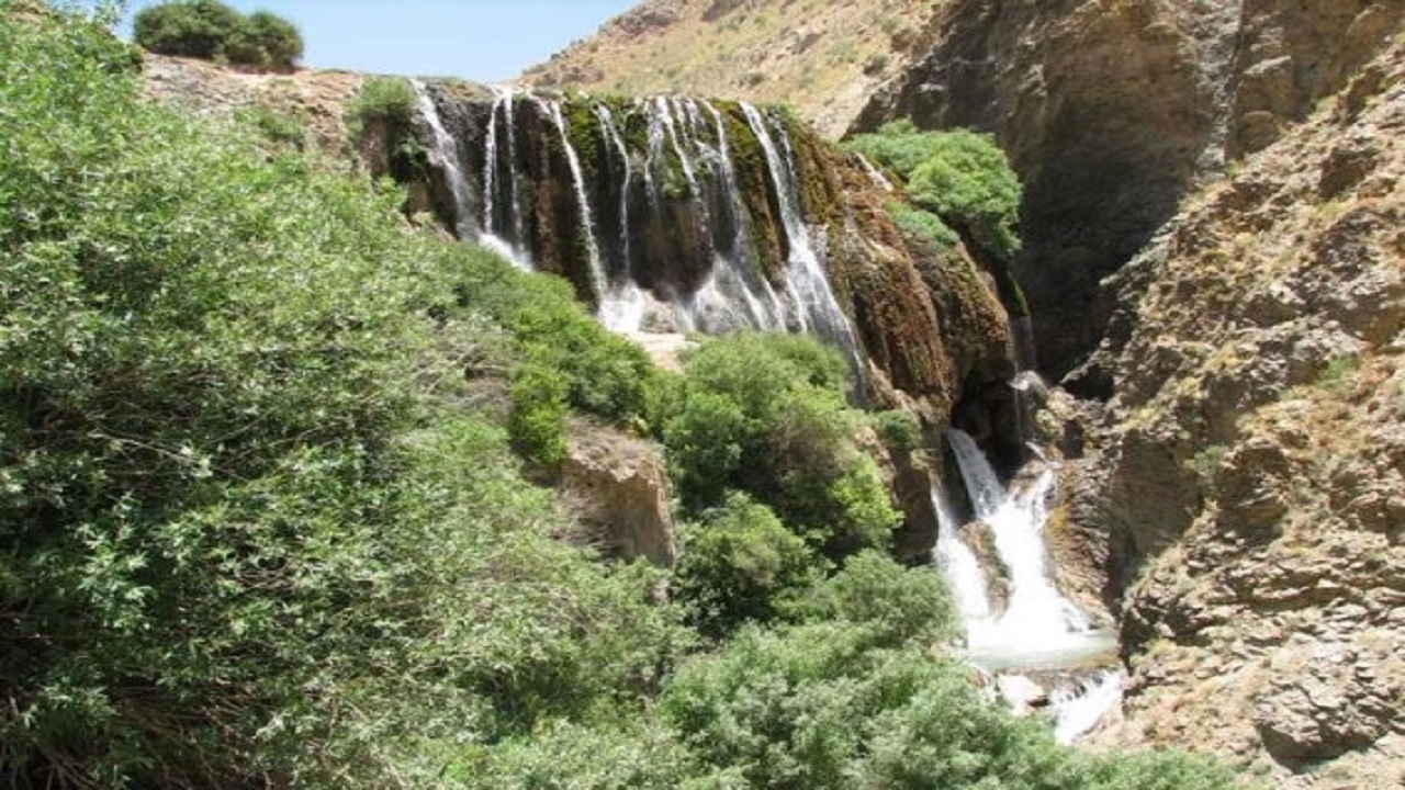 نمایی از طبیعت آبشار آب پازن فریدونشهر + فیلم