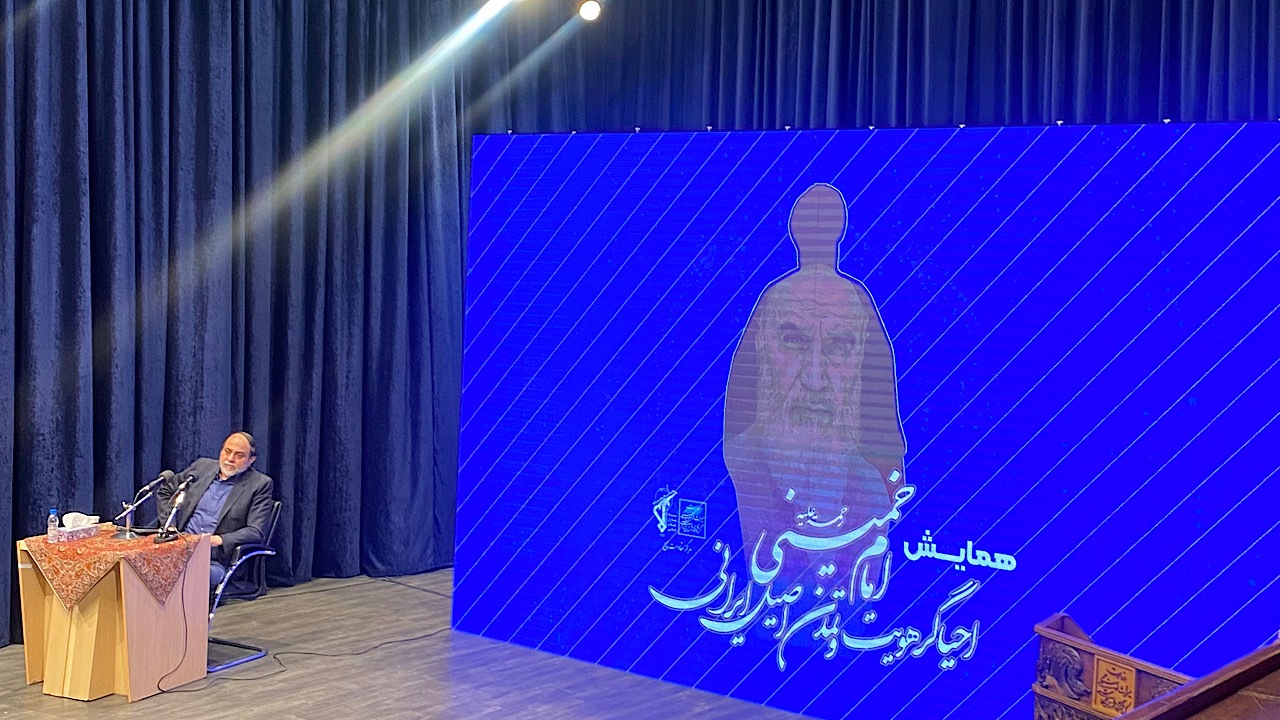 امام خمینی احیاگر هویت و تمدن اصیل ایرانی بود