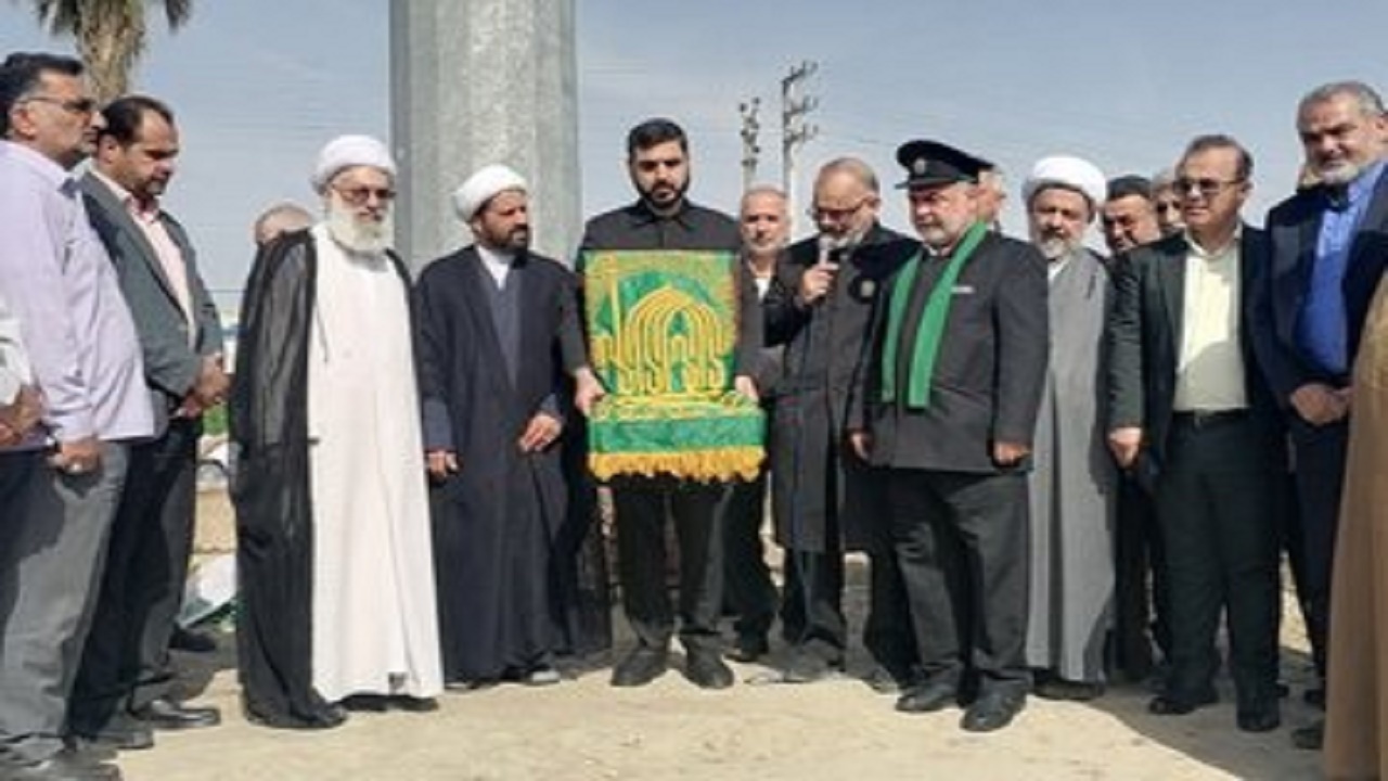اهتزاز پرچم حرم علی بن موسی الرضا(ع) در ورودی شهر گنبدکاووس