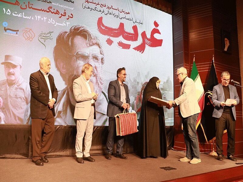لوح ویژه «فَرِّ» فرهنگستان هنر به کارگردان «غریب» تعلق گرفت