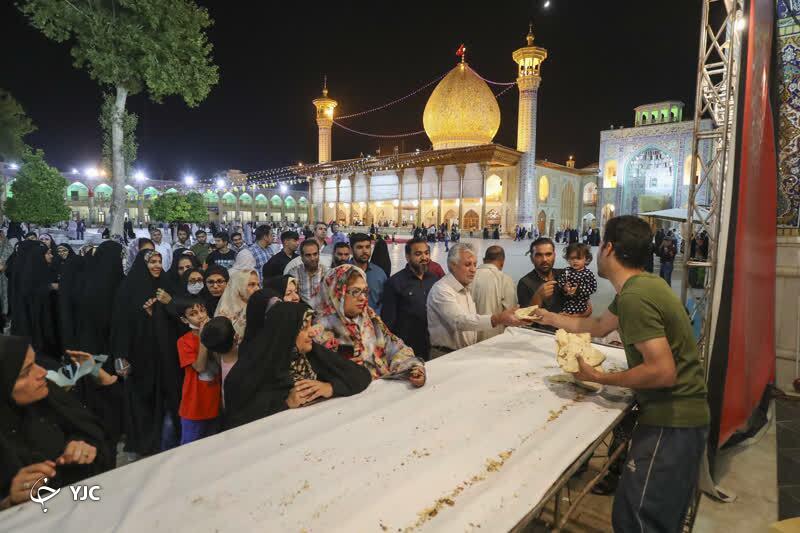 توزیع نان گرم بین زائران حرم مطهر احمدی و محمدی + تصاویر