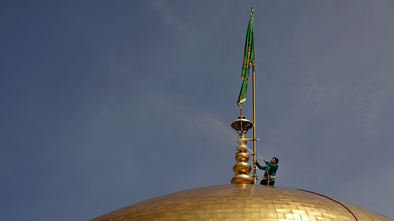 شستشوی گنبد منور حرم امام رضا (ع) در آستانه ولادت شمس الشموس