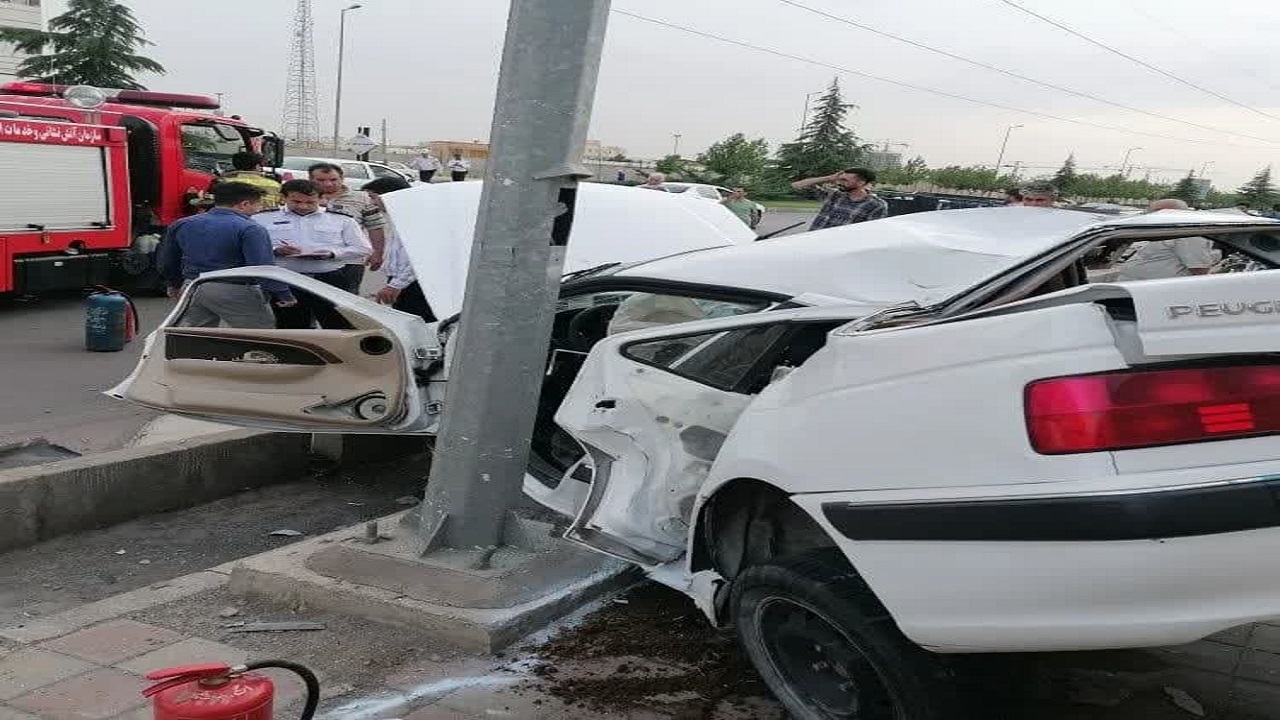 برخورد شدید خودروی سواری با جدول کنارخیابان در قزوین