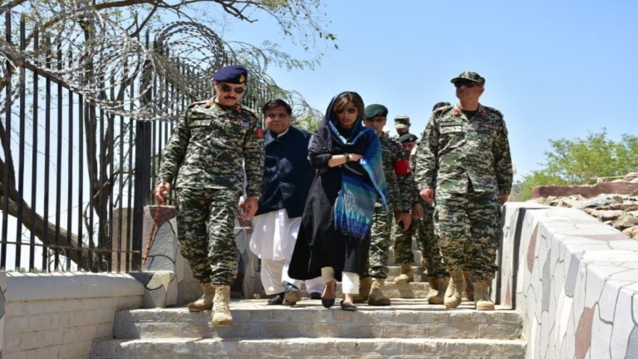 معاون وزیر خارجه پاکستان از مرز تورخم دیدن کرد