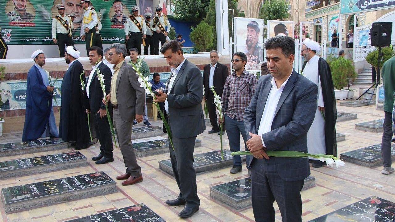 ادای احترام مقامات قضایی کرمان به مقام شامخ شهدا