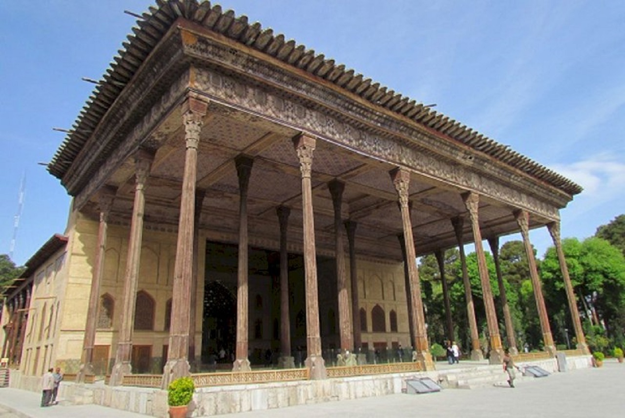 اجرای مرحله پایانی مرمت سقف ایوان چهلستون اصفهان تا پایان سال