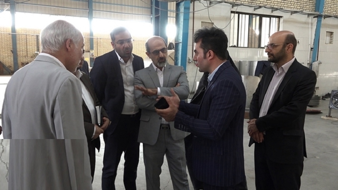بررسی مشکلات واحد‌های تولیدی قم با حضور مدیران اقتصاد و دارایی