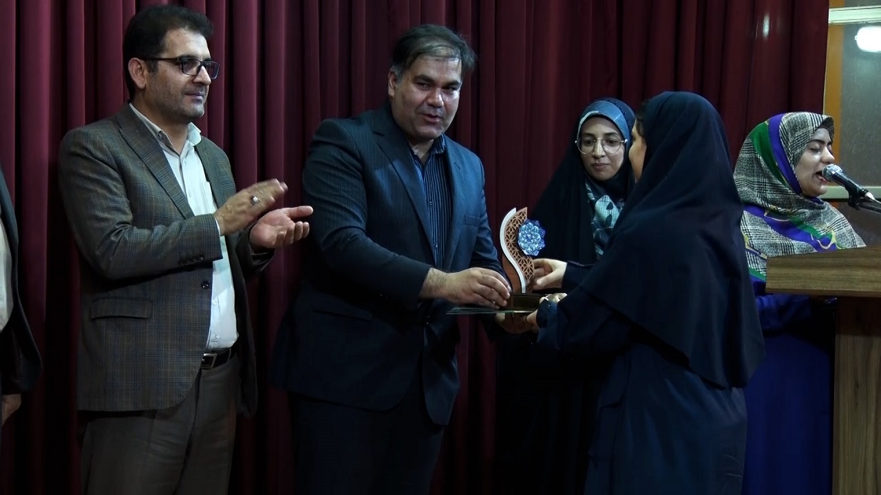 تجلیل از دانش آموزان برگزیده جشنواره مهارتی استان اصفهان