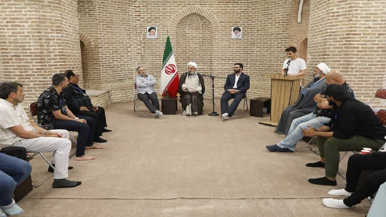 دیدار جمعی از هنرمندان عراق و عمان با نماینده ولی فقیه در استان قزوین