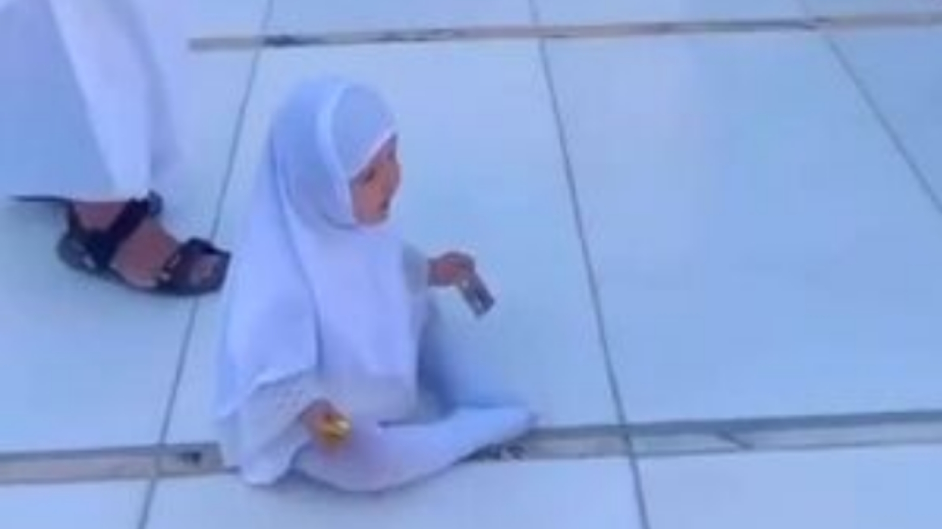 طواف جالب یک کودک در کنار خانه خدا + فیلم