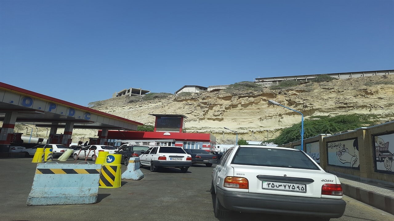 کمبود بنزین در جایگاه عرضه سوخت قصرقند