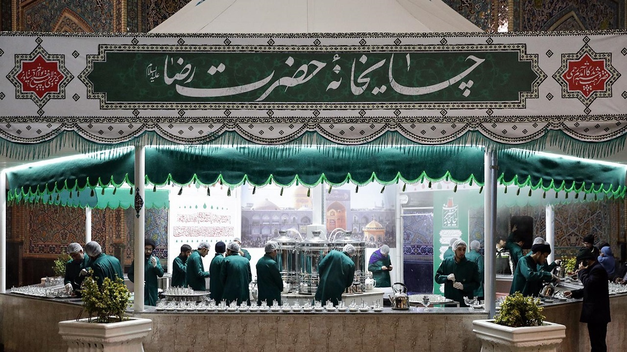 شعرخوانی نوجوان یزدی در چایخانه حرم مطهر رضوی + فیلم